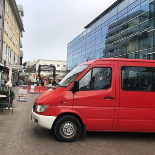 Die Feuerwehr sichert die Beton-Poller vor den Eingängen zum Weihnachtsmarkt zusätzlich mit Fahrzeugen ab.