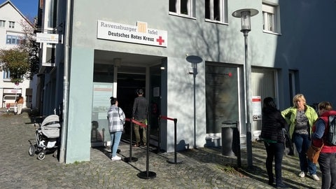 Der Tafelladen des roten Kreuzes in Ravensburg: Rund 300 Besitzer eines Tafelausweises können hier günstig einkaufen.