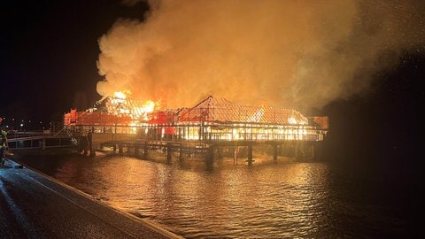 Die Badhütte am Bodenseeufer in Rorschach ist durch einen Brand vollständig zerstört worden