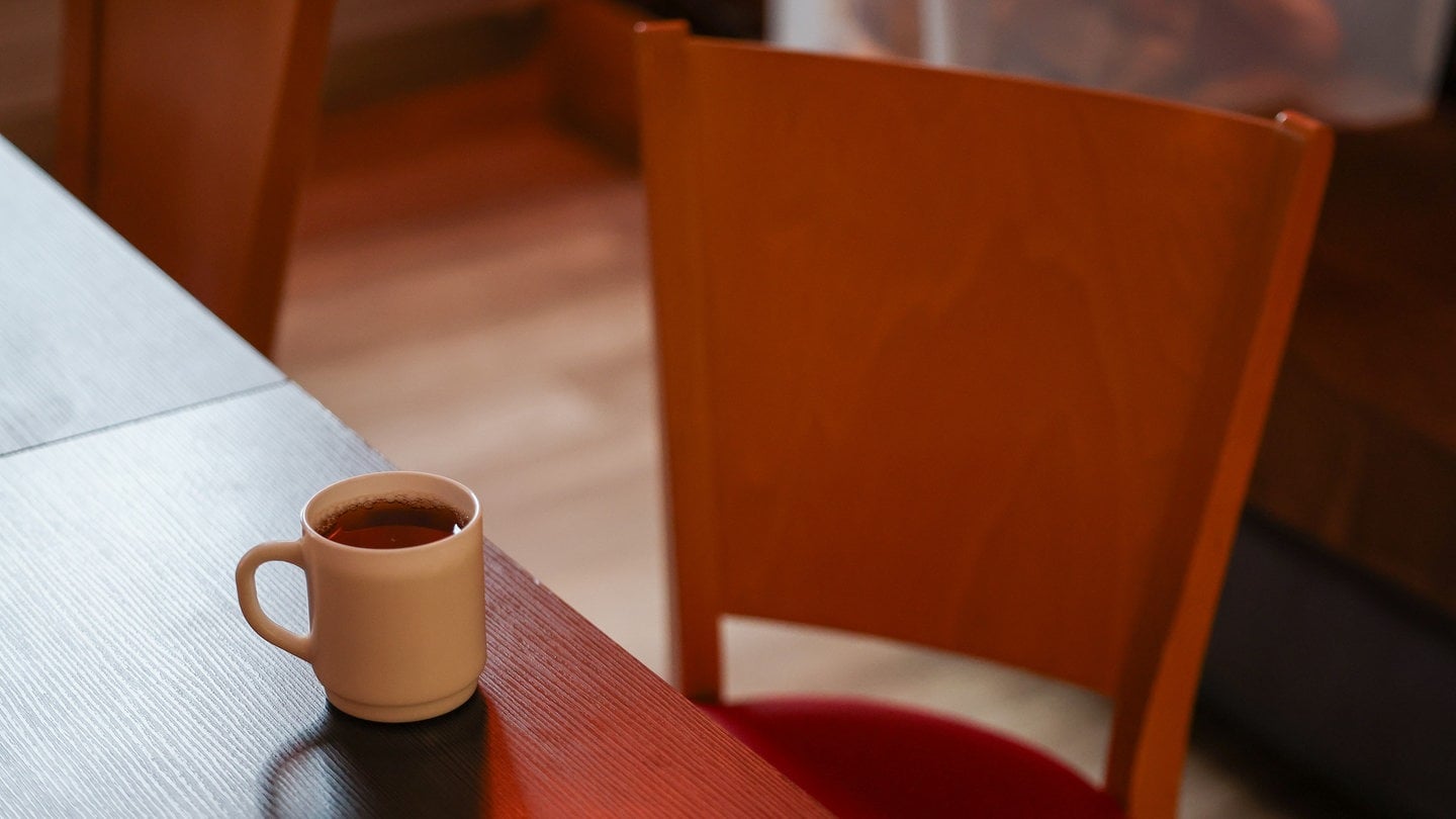 Eine Tasse Tee steht auf einem Tisch