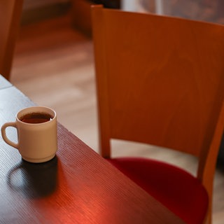 Eine Tasse Tee steht auf einem Tisch