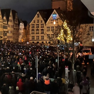 In Biberach verfolgten Tausende das traditionelle "Christkindle ralasse" auf dem Marktplatz.