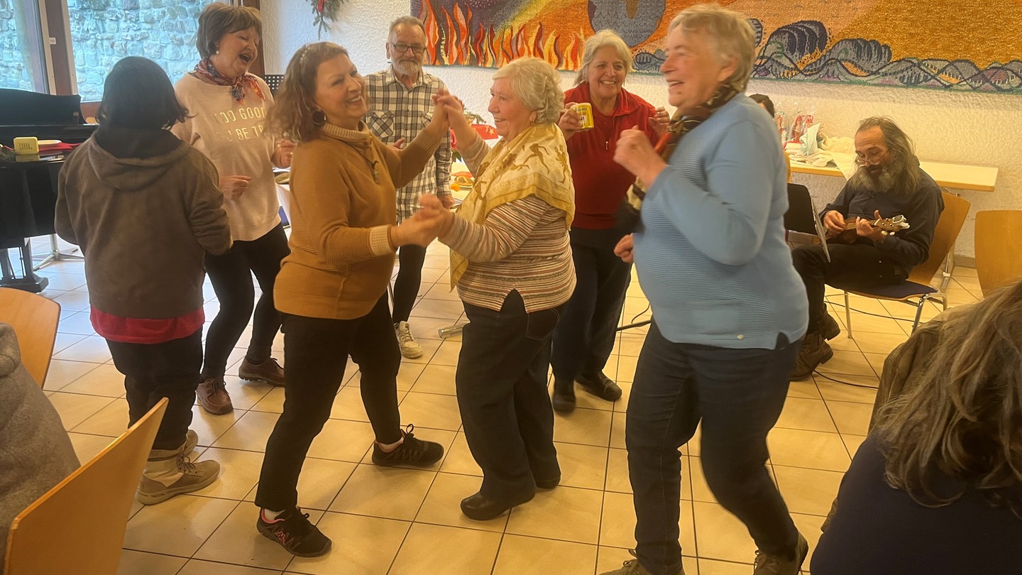 Fröhliche Stimmung beim Weihnachtsfrühstück für Wohnsitzlose und Alleinstehende von der Caritas in Konstanz.