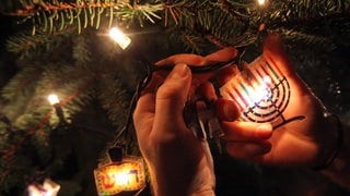 «Weihnukka»-Tannenbaum mit jüdischem Weihnachtsschmuck