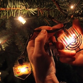 «Weihnukka»-Tannenbaum mit jüdischem Weihnachtsschmuck