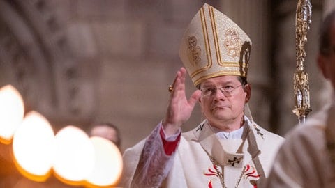 Stephan Burger, Freiburger Erzbischof, läuft vor dem Pontifikalamt zu Weihnachten im Münster.