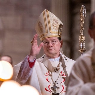 Stephan Burger, Freiburger Erzbischof, läuft vor dem Pontifikalamt zu Weihnachten im Münster.