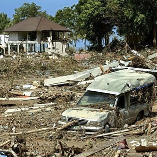 Der Tsunami 2004 zerstörte Städte und tötete mehr als 200.000 Menschen.