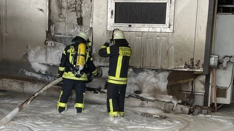 Feuerwehrleute haben einen Schaumteppich zur Bekämpfung des Brandes eingesetzt.