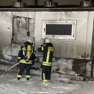 Feuerwehrleute haben einen Schaumteppich zur Bekämpfung des Brandes eingesetzt.