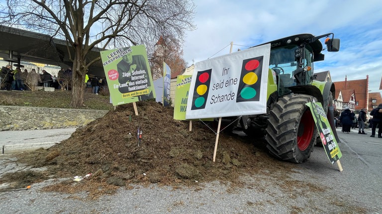 Landwirte protestieren im Vorfeld des politischen Aschermittwochs der Grünen vor der Stadthalle in Biberach.