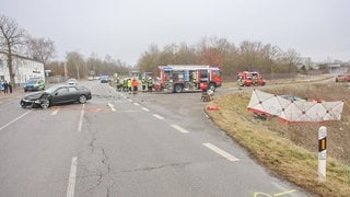 Bei einem schweren Verkehrsunfall bei Laupheim im Landkreis Biberach sind am Samstag zwei Menschen ums Leben gekommen.