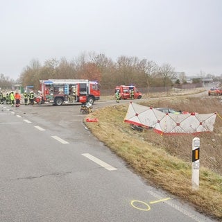 Bei einem schweren Verkehrsunfall bei Laupheim im Landkreis Biberach sind am Samstag zwei Menschen ums Leben gekommen.