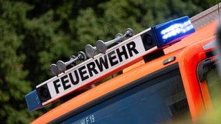 Ein Feuerwehr-Schriftzug an einem Einsatzfahrzeug.