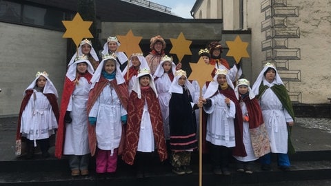 Sternsinger stehen vor der Kirche in Friedrichshafen-Kluftern