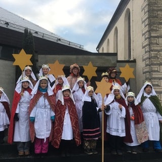 Sternsinger stehen vor der Kirche in Friedrichshafen-Kluftern