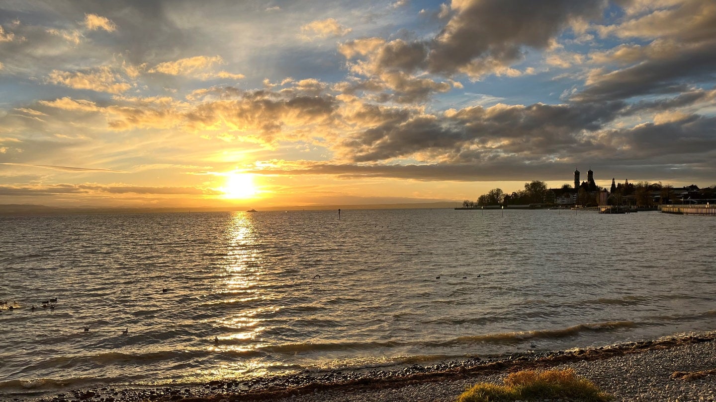 Sonnenuntergang am Bodenseeufer in Friedrichshafen im Dezember 2024