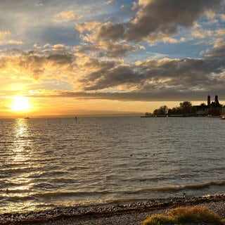 Sonnenuntergang am Bodenseeufer in Friedrichshafen im Dezember 2024