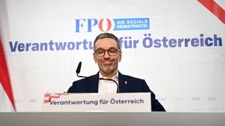 FPÖ-Chef Herbert Kickl spricht während einer Pressekonferenz 