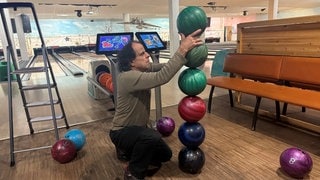 Volker Paul will den Weltrekord im Bowlingkugel-Stapeln in Singen brechen.