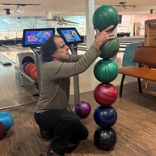 Volker Paul will den Weltrekord im Bowlingkugel-Stapeln in Singen brechen.