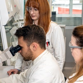 Forschergruppe: Doktorandin Rebecca Rittersberger, Mitarbeiter Janik Martin und Professorin Dr. Katharina Schindowski Zimmermann.