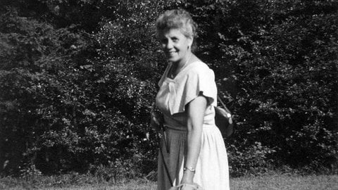 Maria Stromberger 1954 im Garten.