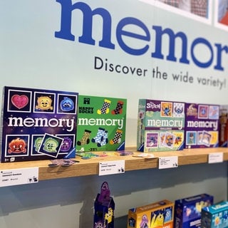 Regal mit Memory-Spielen von Ravensburger auf der Nürnberger Spielemesse