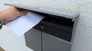 Einwurf eines Briefs in einen Briefkasten: Gut, wenn die Post zuverlässig darin landet.