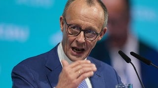 Archivbild: CDU-Kanzlerkandidat Friedrich Merz redet an einem Rednerpult