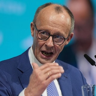 Archivbild: CDU-Kanzlerkandidat Friedrich Merz redet an einem Rednerpult