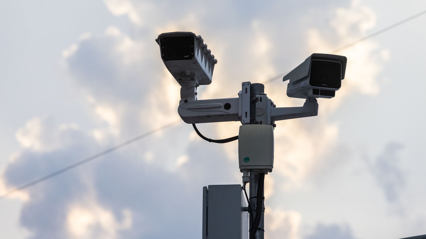 Zwei Überwachungskameras sind auf einer Litfaßsäule montiert. Auch auf dem Bahnhof Ravensburg soll es künfti eine Videoüberwachung geben.