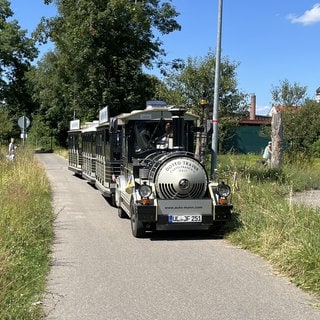 Nach vielversprechenden Testfahrten im vergangenen Jahr: Die Stadt Leutkirch im Allgäu will ein eigenes Elektrobähnle, das zwischen dem Center-Parcs Allgäu und der Innenstadt verkehrt.