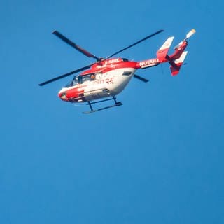 Ein roter Rettungshubschrauber im Flug. Symbolbild.