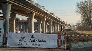 Banner an der Baustelle des Querverschubs