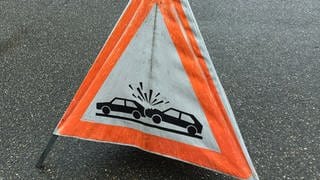 Unfall-Warnschild der Polizei 