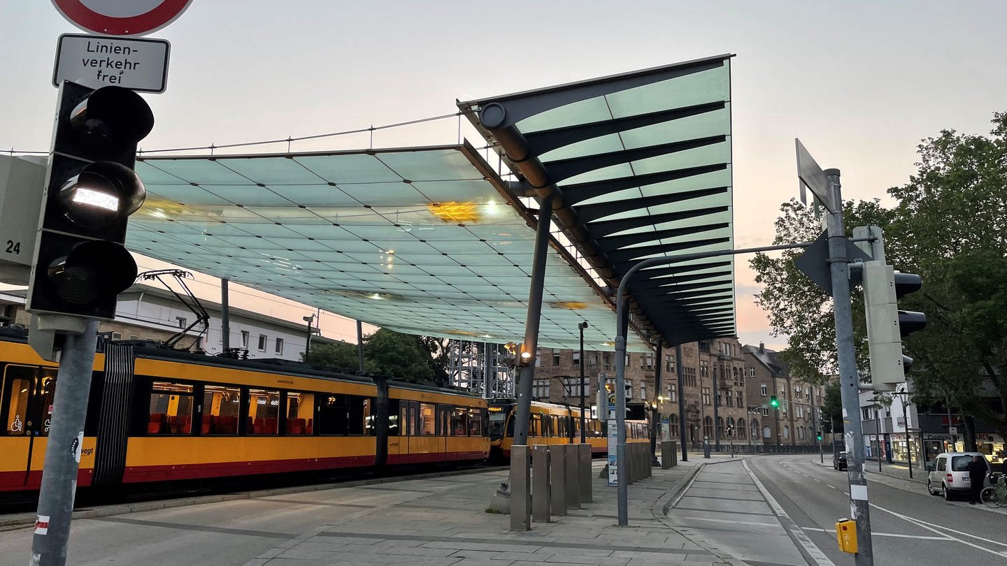 Bahnhofsvorplatz in Heilbronn mit S-Bahn