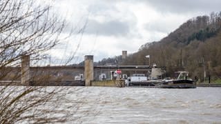 Ein Schiff verlässt die Schleuse bei Gundelsheim. Neckar nach Hochwasser stark getrübt. Februar 2020