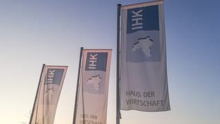 Fahnen mit Beschriftung Haus der Wirtschaft IHK gesehen bei der IHK Heilbronn-Franken Dezember 2019