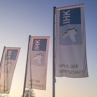 Fahnen mit Beschriftung Haus der Wirtschaft IHK gesehen bei der IHK Heilbronn-Franken Dezember 2019