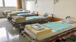 Krankenzimmer mit vier unbelegten Betten im Krankenhaus Diak Diakoneo Schwäbisch Hall.