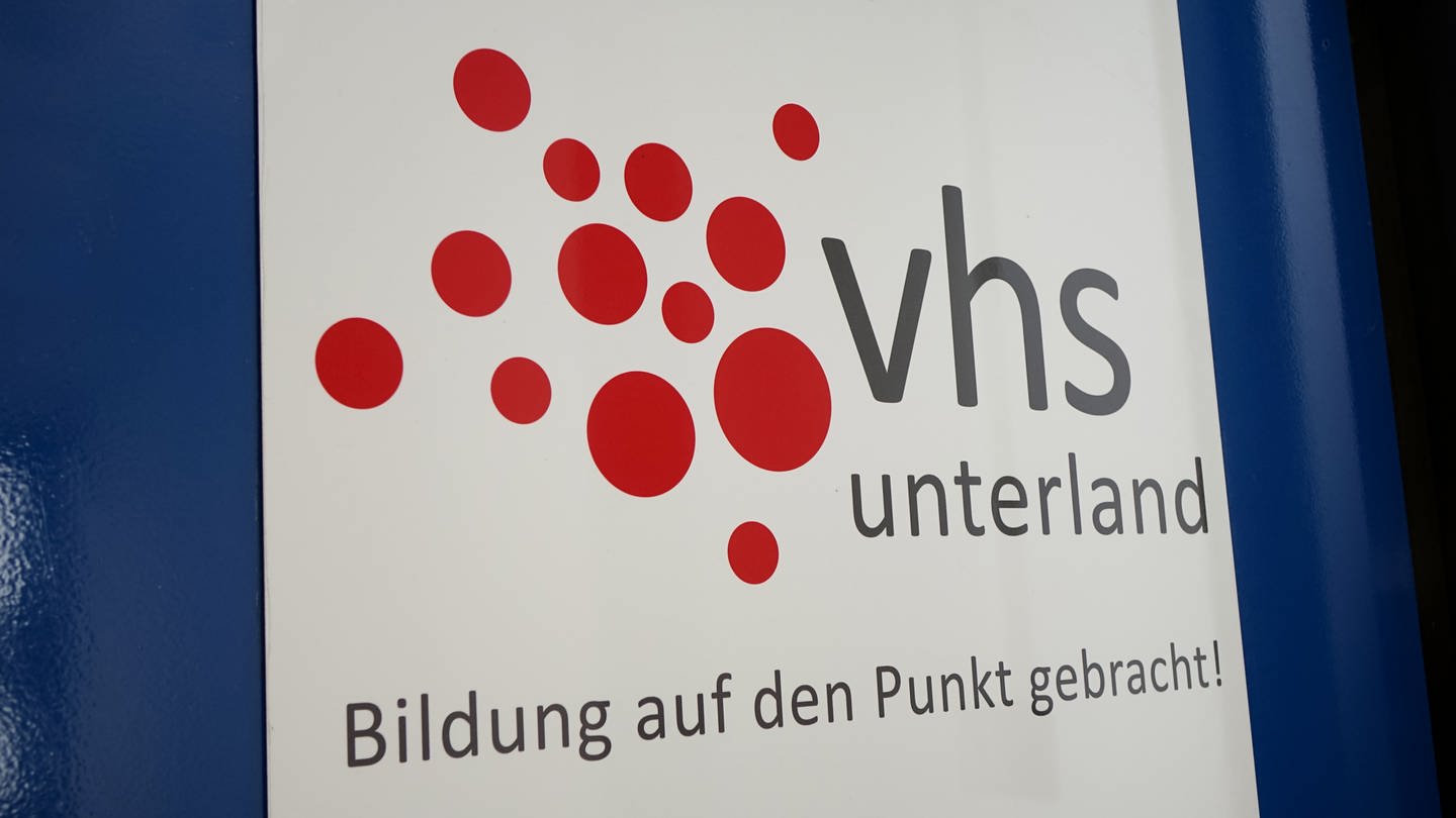 VHS Unterland. Logo auf einem Schild am Eingang. Allee 40, Heilbronn.