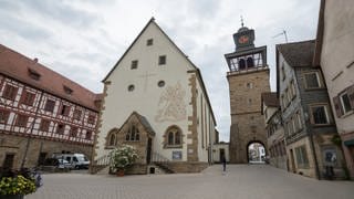 Neuenstadt am Kocher. Blick vom Inneren Marktplatz auf die Stadtkirche St. Nikolaus mit Torturm, sowie Teile des Schlosses (l) und einige Gebäude. Gesehen am 2.8.2020.