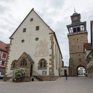 Neuenstadt am Kocher. Blick vom Inneren Marktplatz auf die Stadtkirche St. Nikolaus mit Torturm, sowie Teile des Schlosses (l) und einige Gebäude. Gesehen am 2.8.2020.