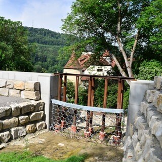 Ein Geröllfang mit Metallsäulen in Braunsbach. 