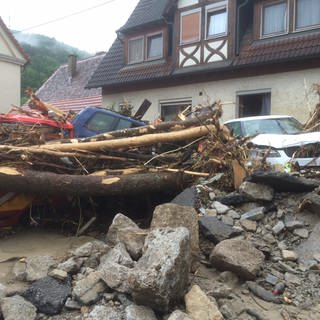 Nach der Flutkatastrophe in Braunsbach waren Gegenstände und Autos unter Schlamm und Geröll vergraben