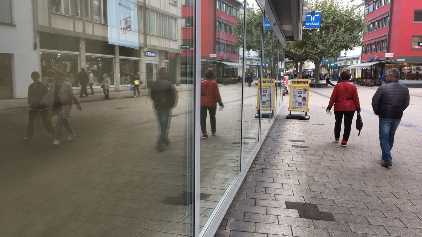 Fußgängerzone mit leerem Schaufenster