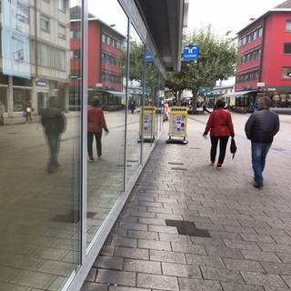 Fußgängerzone mit leerem Schaufenster