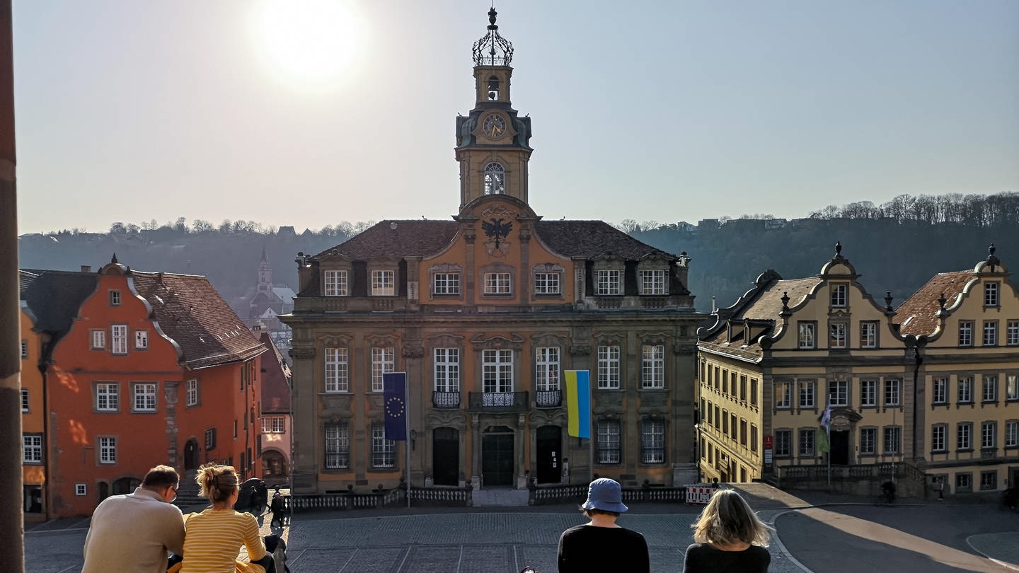 Blick auf Marktplatz und Rathaus Schwäbisch Hall mit den Flaggen der Europäischen Union und Ukraine. Gesehen im März 2022