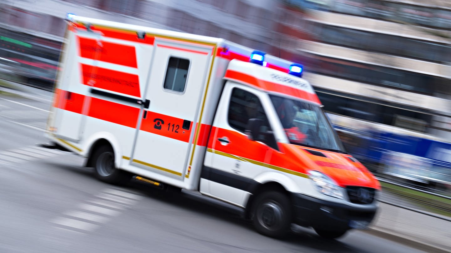 Ein Rettungswagen fährt mit Blaulicht: Zwei Männer in einem Rettunsgwagen wollten einen Verkehrsrowdie bei Bad Wimpfen stellen und wurden verletzt (Symbolbild)